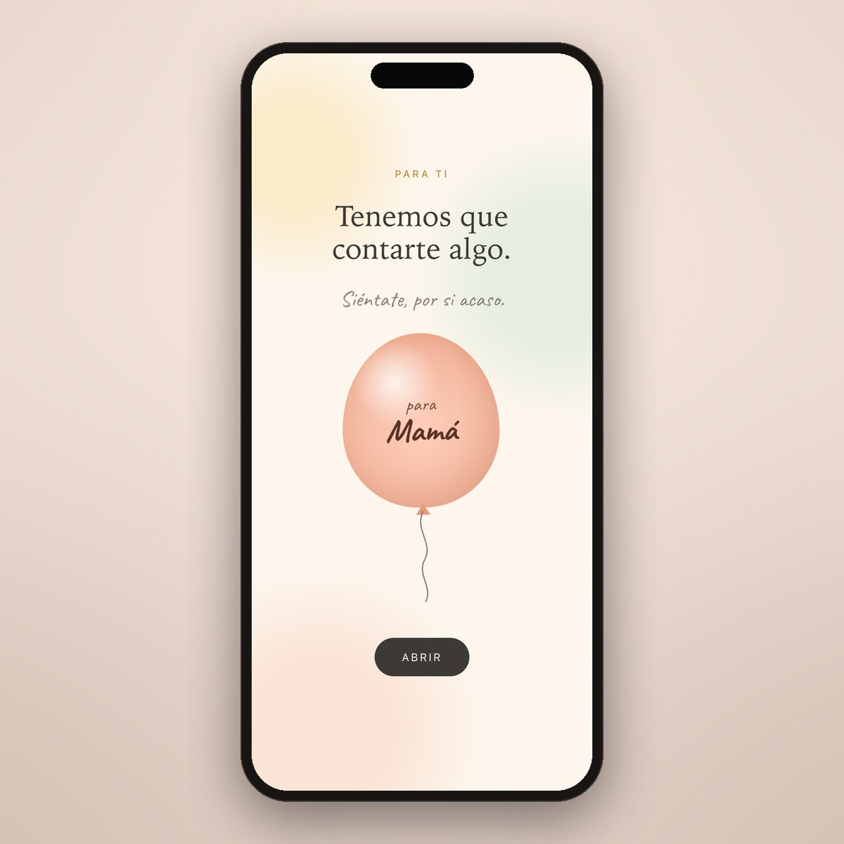 El globo con el nombre que abre el anuncio de embarazo