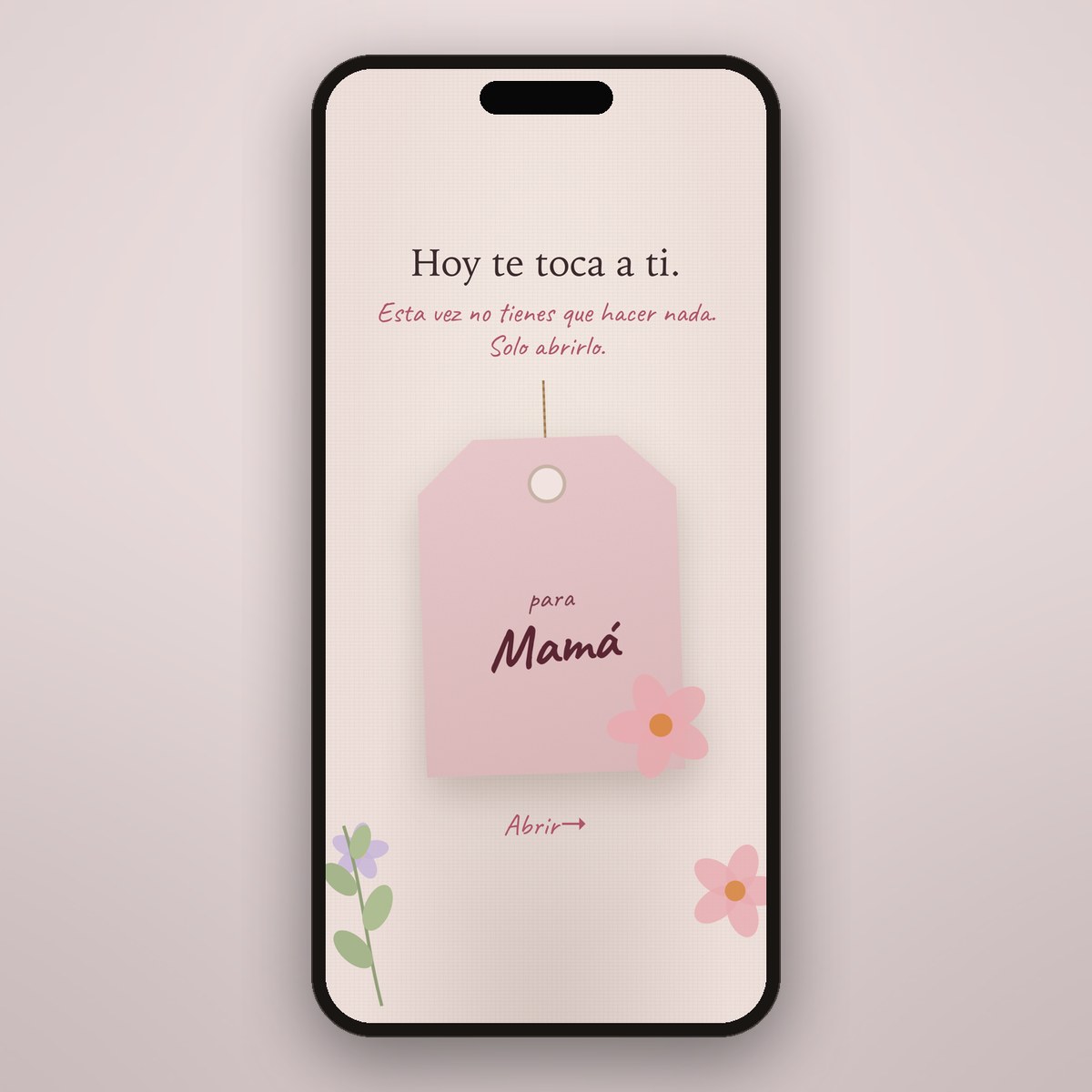 La etiqueta con flores y su nombre que abre el regalo del Día de la Madre